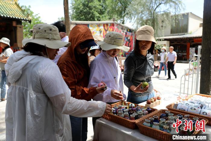 圖為民眾挑選手工藝產品?！⊙Φ?攝