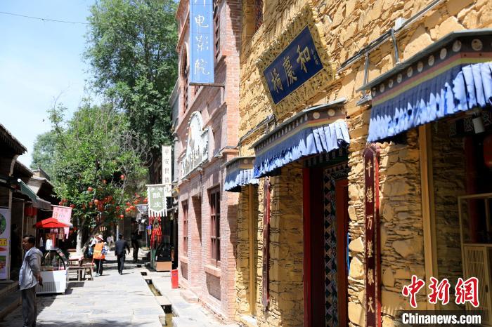 圖為平安驛·河湟民俗文化體驗地的門店?！⊙Φ?攝