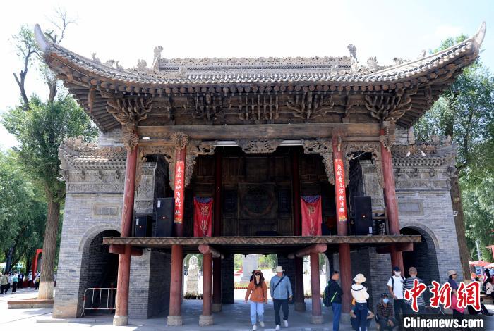 圖為平安驛·河湟民俗文化體驗地的戲樓。　薛蒂 攝