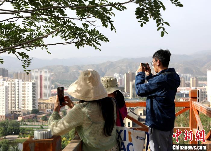 圖為媒體記者登頂朝陽山。　薛蒂 攝