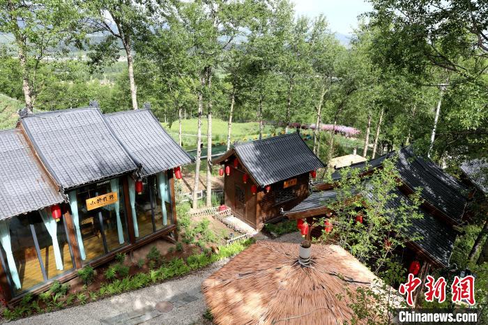 圖為景區(qū)內(nèi)依山而建的民宿?！⊙Φ?攝