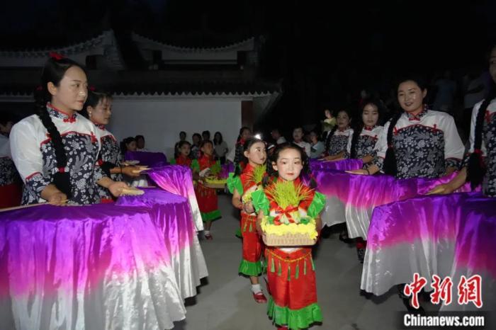 甘肅省西和縣姜席鎮(zhèn)晚霞湖畔，當(dāng)?shù)孛耖g舉行盛大的乞巧儀式。魏朵朵 攝