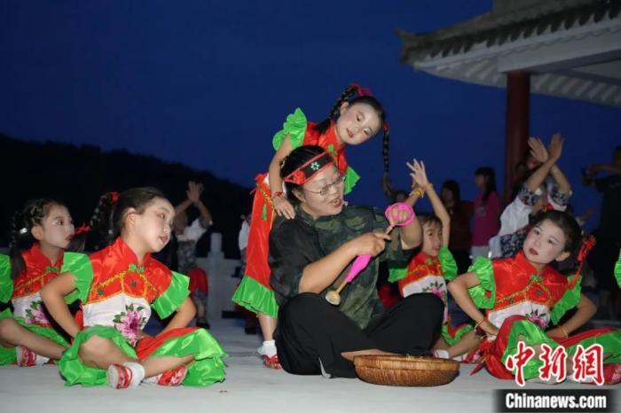甘肅省西和縣小朋友們迎接“巧娘娘”。魏朵朵 攝