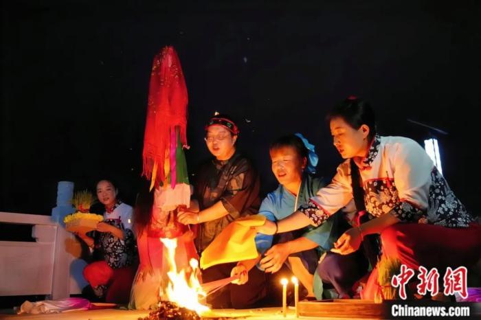 持續(xù)七天八夜的乞巧節(jié)正在西漢水上游的甘肅省西和縣進(jìn)行。西和縣姜席鎮(zhèn)晚霞湖畔，民眾“巧頭”點(diǎn)蠟、炷香、焚裱紙、跪拜，準(zhǔn)備將“巧娘娘”請進(jìn)院。魏朵朵 攝