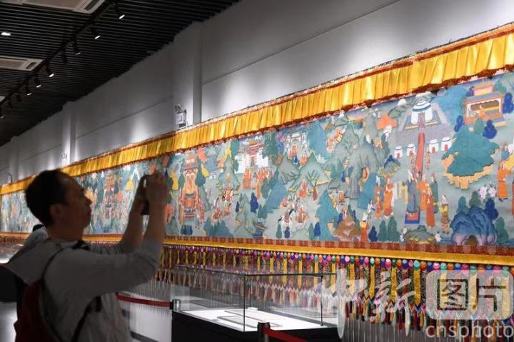 圖為觀眾觀看唐卡《涼州會盟》。 中新社記者 戴文昌 攝
