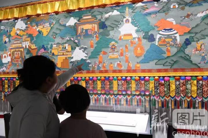 圖為觀眾觀看唐卡《涼州會盟》。 中新社記者 戴文昌 攝