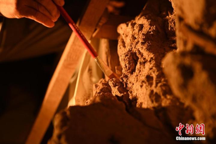 8月25日，文物修復(fù)師牟常有進(jìn)行文物修復(fù)工作。