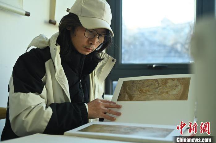 圖為季茂杰研究敦煌文化相關(guān)書(shū)籍。李亞龍 攝</p>
<p>