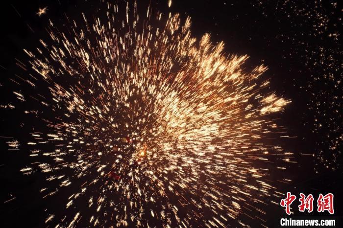 據悉，“花”與“發(fā)”諧音，取“打花打花，越打越發(fā)”之意?！按蜩F花”不僅蘊含著人們祈福納祥的美好愿望，也展現了民間生鐵冶煉傳統技藝的工匠精神。侯奇志 攝