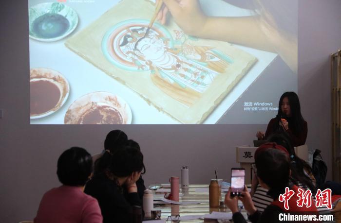 2023年2月，在敦煌研究院莫高學(xué)堂，研學(xué)導(dǎo)師給學(xué)員講授敦煌壁畫臨摹技法?！　垥粤?攝