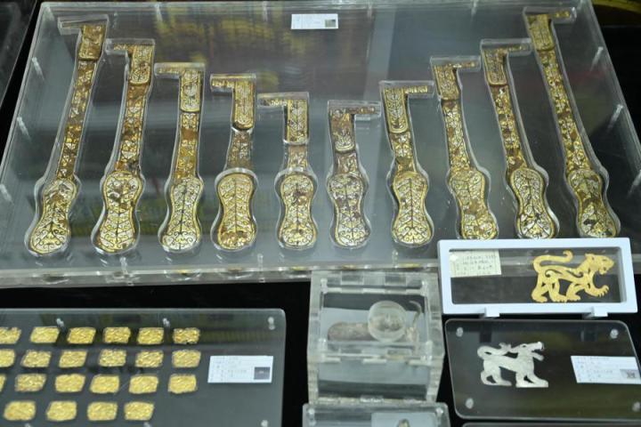 張家川馬家塬出土的金帶飾、大角羊、人形鉛俑及狼形銀車輿飾等文物。