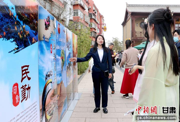 3月下旬，民勤縣在天水啟漢樓廣場舉行推介會，宣傳本地旅游資源和農(nóng)特優(yōu)產(chǎn)品。圖為工作人員向游客介紹民勤自然風光、歷史文化。馬愛彬 攝