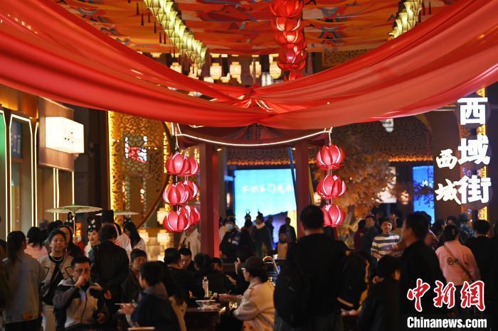 圖為街區(qū)現(xiàn)場游客絡(luò)繹不絕。李亞龍 攝</p><p>