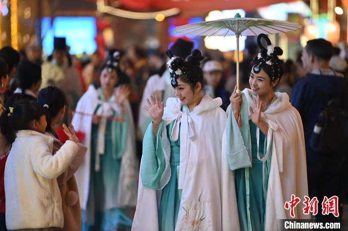 圖為街區(qū)人員著傳統(tǒng)服飾與游人互動。李亞龍 攝</p><p>