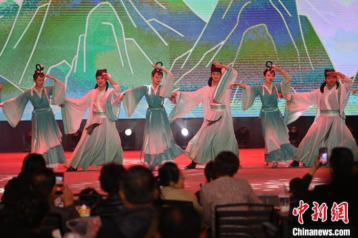 圖為工作人員進(jìn)行舞蹈表演。李亞龍 攝