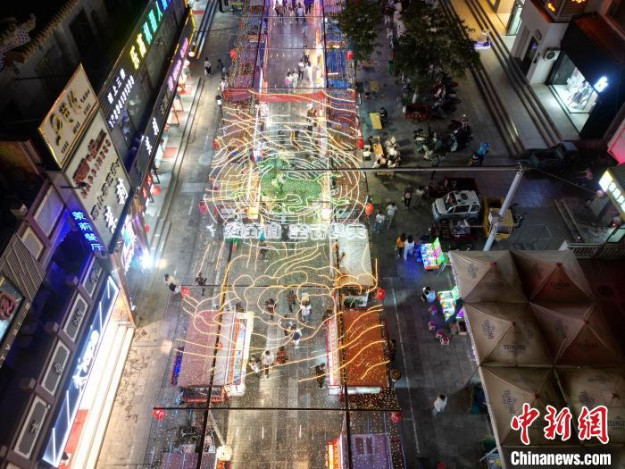 圖為明清街夜市燈光點(diǎn)亮具有武威文化元素的“銅奔馬”彩燈。(無(wú)人機(jī)照片) 　戴文昌 攝</p><p>