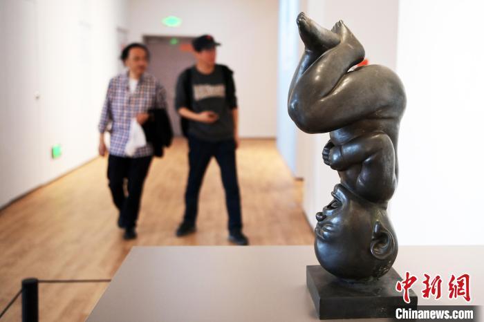 5月21日，觀眾參觀“絲路印跡”雕塑藝術(shù)作品展展出的雕塑作品。九美旦增 攝</p>
<p>