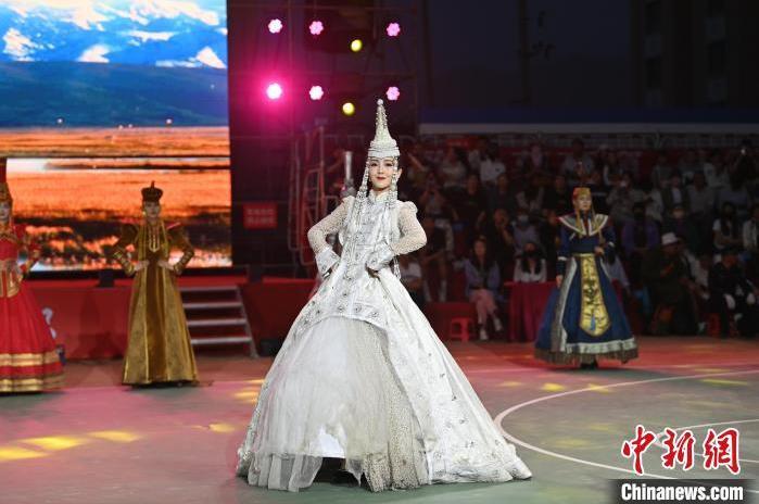 圖為開(kāi)幕式現(xiàn)場(chǎng)蒙古族服飾秀。李亞龍 攝</p>
<p>