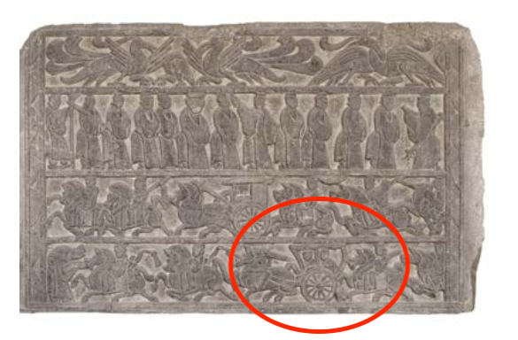 △漢代迎賓、車馬出行畫像石，現(xiàn)藏于臨沂市博物館。畫像石的第四層中有軺車出現(xiàn)。