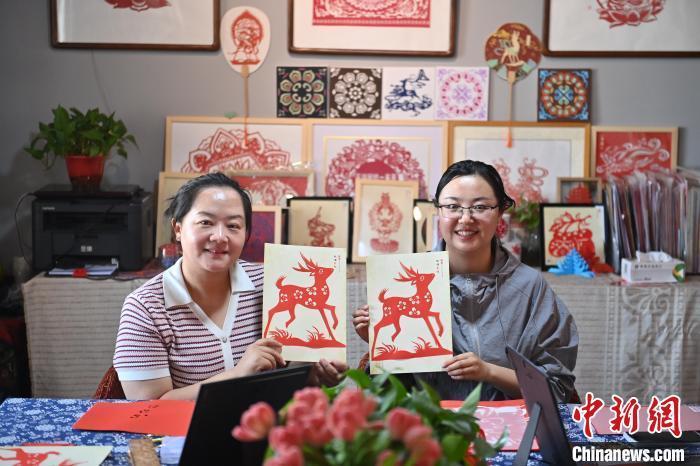 6月6日，在甘肅敦煌青年夜校課程中，青年學(xué)員展示學(xué)習(xí)敦煌非遺剪紙的成果。李亞龍 攝　　