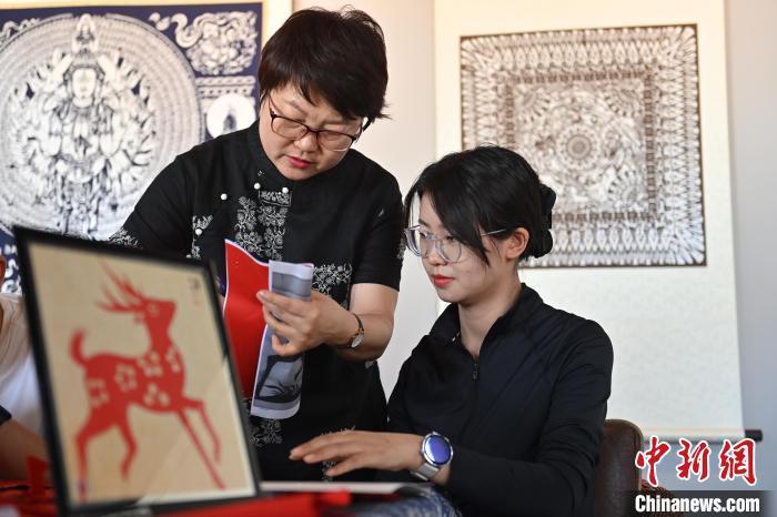 6月6日，在甘肅敦煌青年夜校課程中，青年學(xué)員學(xué)習(xí)敦煌非遺剪紙課程。李亞龍 攝