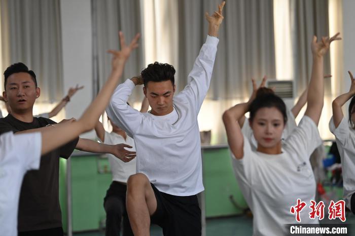 6月6日，在甘肅敦煌青年夜校課程中，青年學(xué)員學(xué)習(xí)敦煌舞課程。李亞龍 攝　　