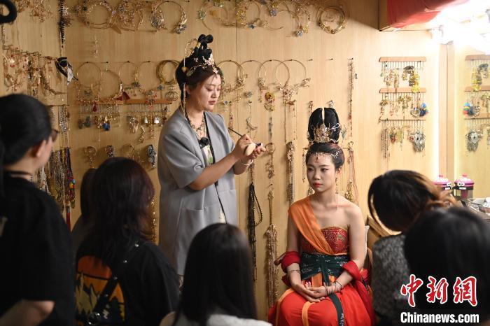 6月6日，在甘肅敦煌青年夜校課程中，青年學(xué)員學(xué)習(xí)敦煌美妝課程。李亞龍 攝