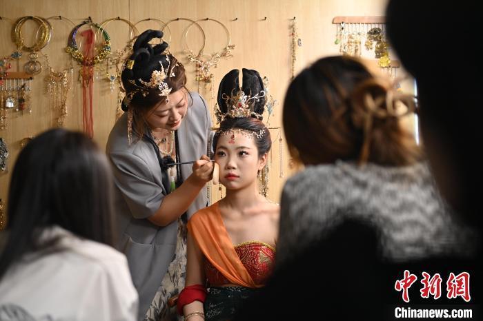 6月6日，在甘肅敦煌青年夜校課程中，青年學(xué)員學(xué)習(xí)敦煌美妝課程。李亞龍 攝　　