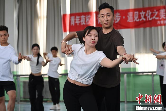 6月6日，在甘肅敦煌青年夜校課程中，學(xué)員學(xué)習(xí)敦煌舞課程。李亞龍 攝　　