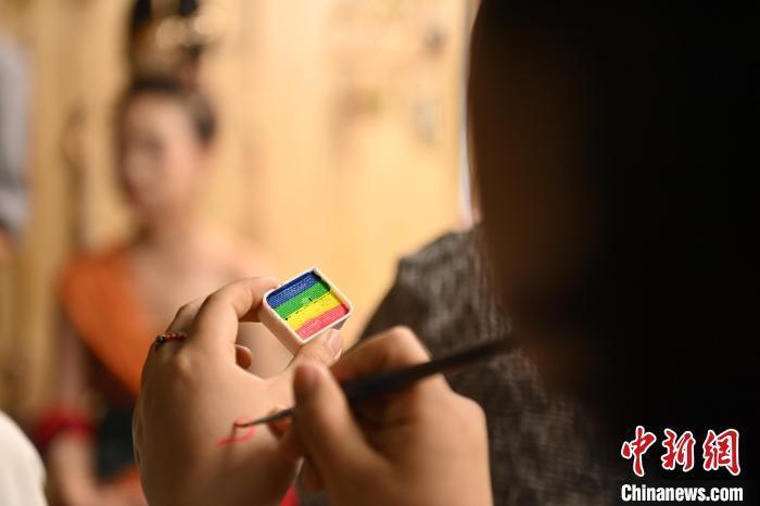 6月6日，在甘肅敦煌青年夜校課程中，青年學(xué)員學(xué)習(xí)敦煌美妝課程。李亞龍 攝　　