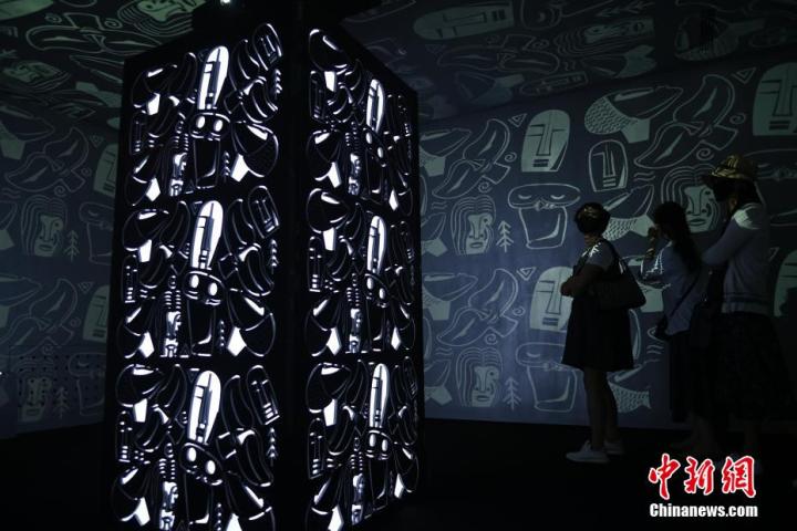 圖為游客參觀藝術(shù)展。中新社記者 李亞龍 攝