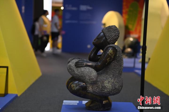 圖為游客參觀藝術(shù)展。中新社記者 李亞龍 攝</p>
<p>