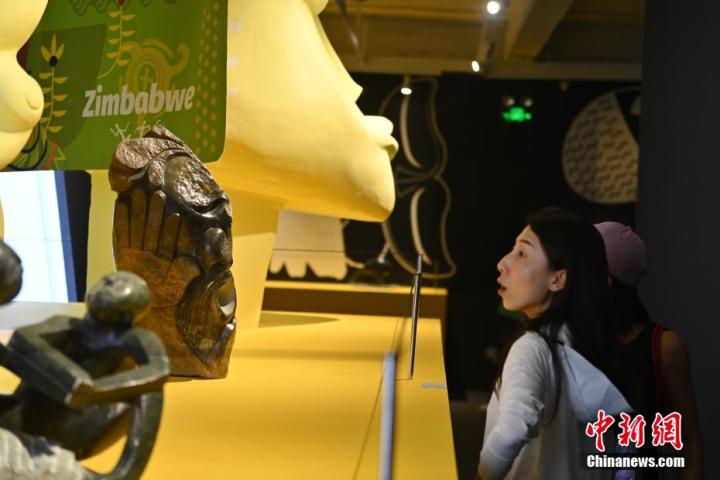 圖為游客參觀藝術(shù)展。中新社記者 李亞龍 攝