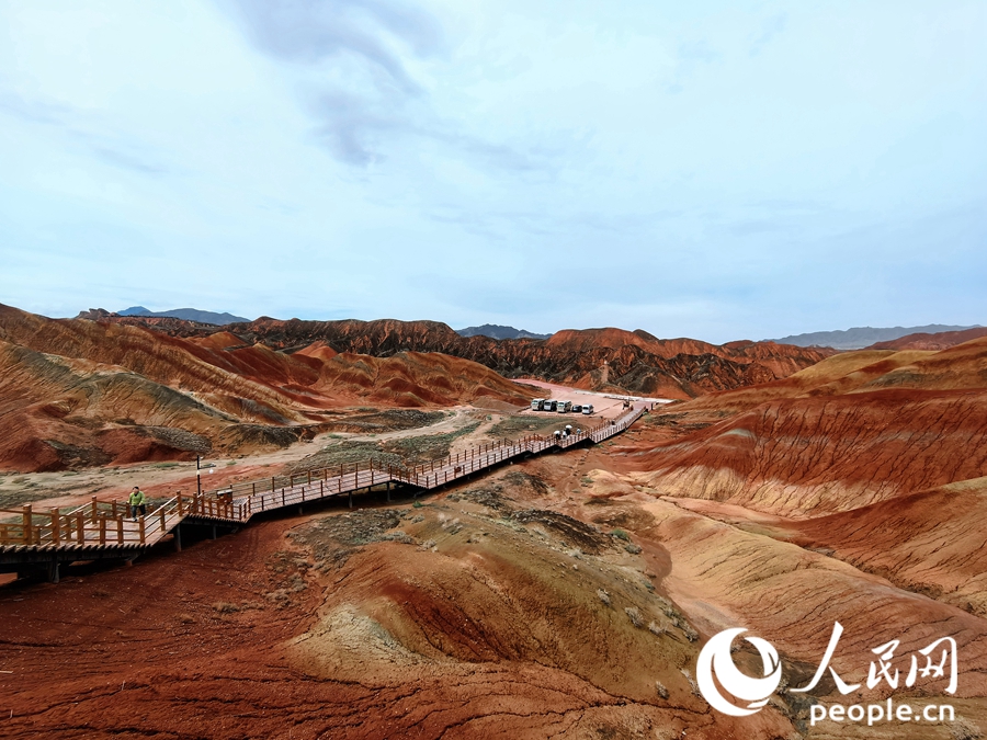  雨后的七彩丹霞，顏色格外艷麗。人民網(wǎng) 黃津曉虎攝