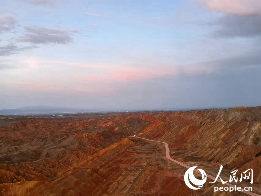 日落時分，余暉與丹霞交相輝映。人民網(wǎng)記者 唐嘉藝攝