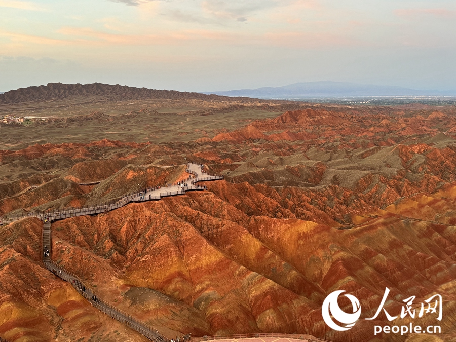 日落時分，余暉與丹霞交相輝映。人民網(wǎng)記者 徐冬兒攝