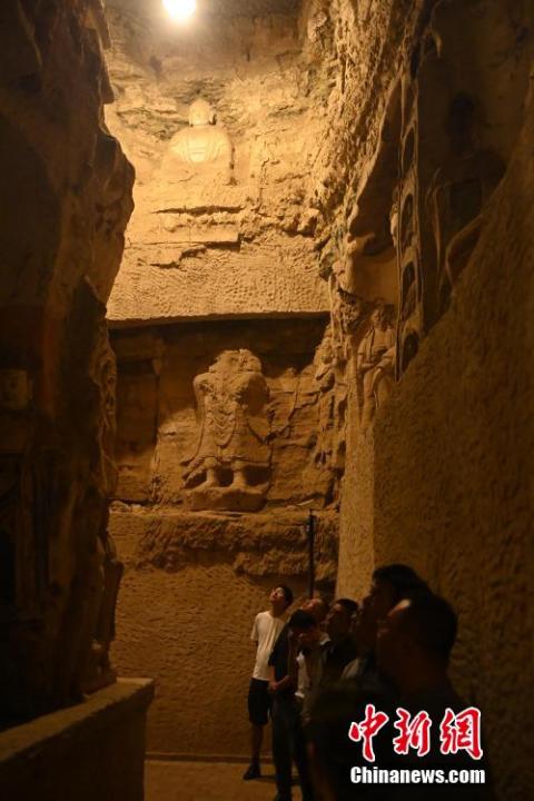 7月15日，游人參觀甘肅省平?jīng)鍪袥艽h百里石窟長(zhǎng)廊中的王母宮石窟。百里石窟長(zhǎng)廊位于涇川縣境內(nèi)，由512個(gè)石窟、5眼窟中石井組成，現(xiàn)存王母宮石窟、鳳凰山石窟、南石窟寺、丈八寺石窟、羅漢洞石窟、太山寺石窟等規(guī)模較大的石窟群，還有數(shù)量眾多的小石窟群。王母宮石窟又名千佛洞，該窟設(shè)計(jì)宏大，造像生動(dòng)，窟內(nèi)擁有造像數(shù)百尊，是較為珍貴的佛教文化遺存。中新社記者 李亞龍 攝</p>
<p>