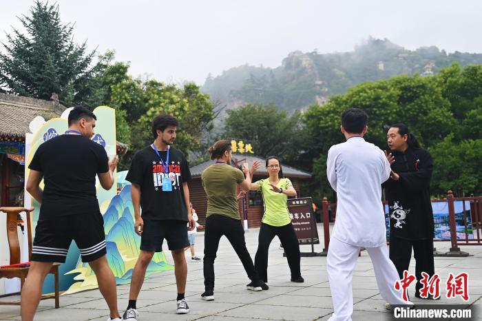 7月14日，甘肅省平?jīng)鍪嗅轻忌骄皡^(qū)內(nèi)，外籍武術(shù)愛好者學習崆峒派武術(shù)。7月13日至14日，“2024年北京體育大學第十五屆國際武術(shù)比賽交流大會暨首屆崆峒山國際武術(shù)大會”舉行，大會也在崆峒山景區(qū)進行問道崆峒、武術(shù)高級研修班、崆峒拜師等系列活動。中新社記者 李亞龍 攝</p>
<p>
