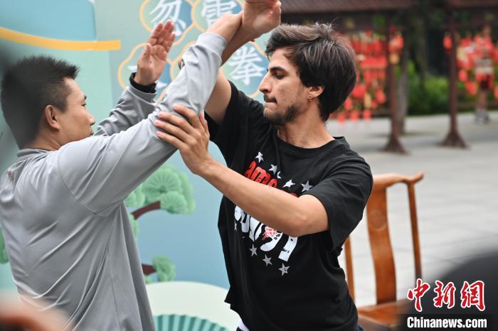 7月14日，甘肅省平?jīng)鍪嗅轻忌骄皡^(qū)內(nèi)，外籍武術(shù)愛好者(右)進行忽雷太極拳切磋。7月13日至14日，“2024年北京體育大學第十五屆國際武術(shù)比賽交流大會暨首屆崆峒山國際武術(shù)大會”舉行，大會也在崆峒山景區(qū)進行問道崆峒、武術(shù)高級研修班、崆峒拜師等系列活動。中新社記者 李亞龍 攝</p>
<p>