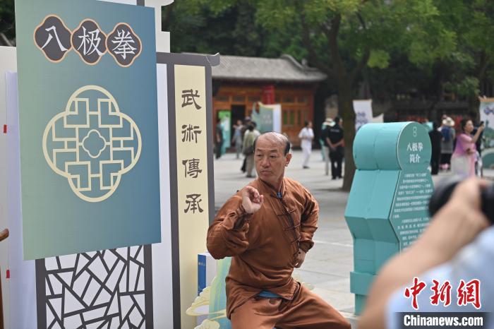 7月14日，甘肅省平?jīng)鍪嗅轻忌骄皡^(qū)內(nèi)，八極拳傳承人展示八極拳。7月13日至14日，“2024年北京體育大學第十五屆國際武術(shù)比賽交流大會暨首屆崆峒山國際武術(shù)大會”舉行，大會也在崆峒山景區(qū)進行問道崆峒、武術(shù)高級研修班、崆峒拜師等系列活動。中新社記者 李亞龍 攝</p>
<p>