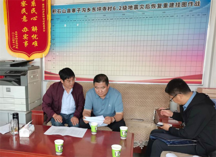 州縣紀(jì)委監(jiān)委機(jī)關(guān)聯(lián)合督查組對下沉干部 、駐村干部 、包村組長、村干部 “四級”干部履職到崗情況，以及工作日志和民情臺賬、訴求臺賬進(jìn)行日常監(jiān)督檢查，壓實(shí)工作責(zé)任。.jpg