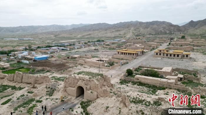 7月13日，位于山丹漢明長(zhǎng)城遺址里的硤口古城。(無(wú)人機(jī)圖片) 　九美旦增 攝