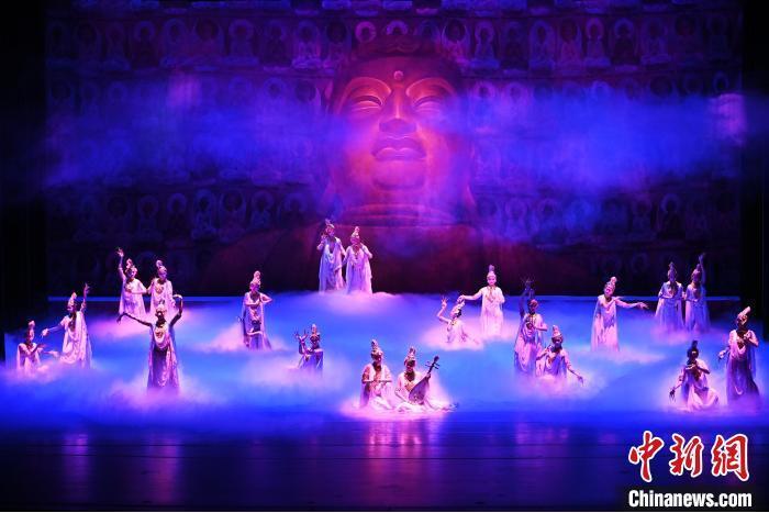 7月18日晚，中國經(jīng)典舞劇《絲路花雨》在甘肅蘭州黃河劇院進行演出。中國經(jīng)典舞劇《絲路花雨》迎來45周年，7月17日-8月4日在蘭州開啟為期多天的駐場演出。該舞劇取材于敦煌莫高窟壁畫，集中國霓裳羽衣舞、敦煌舞、印度舞、黑巾舞、波斯馬鈴舞等于一身，自1979年演出至今，該劇先后在40多個國家和地區(qū)演出近4000場，觀眾550多萬人次。中新社記者 李亞龍 攝</p>
<p>