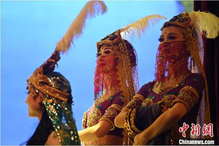 7月18日晚，中國經(jīng)典舞劇《絲路花雨》在甘肅蘭州黃河劇院進行演出。中國經(jīng)典舞劇《絲路花雨》迎來45周年，7月17日-8月4日在蘭州開啟為期多天的駐場演出。該舞劇取材于敦煌莫高窟壁畫，集中國霓裳羽衣舞、敦煌舞、印度舞、黑巾舞、波斯馬鈴舞等于一身，自1979年演出至今，該劇先后在40多個國家和地區(qū)演出近4000場，觀眾550多萬人次。中新社記者 李亞龍 攝</p>
<p>