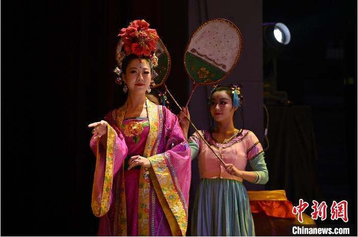 7月18日晚，中國經(jīng)典舞劇《絲路花雨》在甘肅蘭州黃河劇院進行演出。中國經(jīng)典舞劇《絲路花雨》迎來45周年，7月17日-8月4日在蘭州開啟為期多天的駐場演出。該舞劇取材于敦煌莫高窟壁畫，集中國霓裳羽衣舞、敦煌舞、印度舞、黑巾舞、波斯馬鈴舞等于一身，自1979年演出至今，該劇先后在40多個國家和地區(qū)演出近4000場，觀眾550多萬人次。中新社記者 李亞龍 攝</p>
<p>
