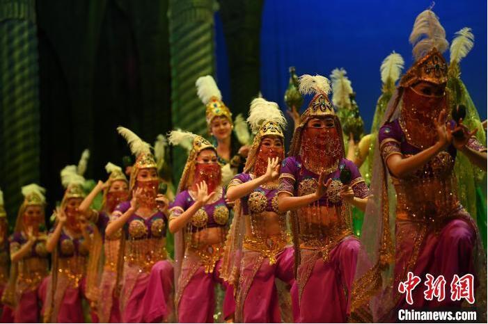 7月18日晚，中國經(jīng)典舞劇《絲路花雨》在甘肅蘭州黃河劇院進行演出。中國經(jīng)典舞劇《絲路花雨》迎來45周年，7月17日-8月4日在蘭州開啟為期多天的駐場演出。該舞劇取材于敦煌莫高窟壁畫，集中國霓裳羽衣舞、敦煌舞、印度舞、黑巾舞、波斯馬鈴舞等于一身，自1979年演出至今，該劇先后在40多個國家和地區(qū)演出近4000場，觀眾550多萬人次。中新社記者 李亞龍 攝</p>
<p>