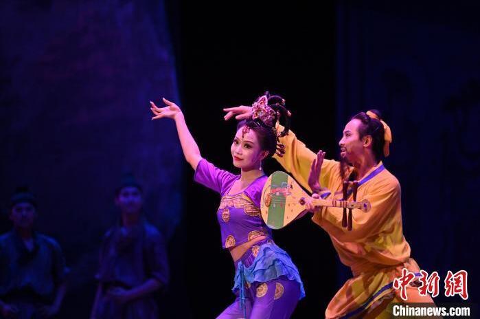 7月18日晚，中國經(jīng)典舞劇《絲路花雨》在甘肅蘭州黃河劇院進行演出。中國經(jīng)典舞劇《絲路花雨》迎來45周年，7月17日-8月4日在蘭州開啟為期多天的駐場演出。該舞劇取材于敦煌莫高窟壁畫，集中國霓裳羽衣舞、敦煌舞、印度舞、黑巾舞、波斯馬鈴舞等于一身，自1979年演出至今，該劇先后在40多個國家和地區(qū)演出近4000場，觀眾550多萬人次。中新社記者 李亞龍 攝</p>
<p>