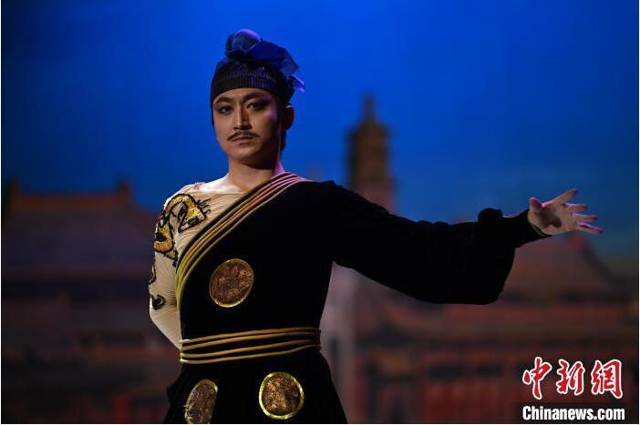 7月18日晚，中國經(jīng)典舞劇《絲路花雨》在甘肅蘭州黃河劇院進行演出。中國經(jīng)典舞劇《絲路花雨》迎來45周年，7月17日-8月4日在蘭州開啟為期多天的駐場演出。該舞劇取材于敦煌莫高窟壁畫，集中國霓裳羽衣舞、敦煌舞、印度舞、黑巾舞、波斯馬鈴舞等于一身，自1979年演出至今，該劇先后在40多個國家和地區(qū)演出近4000場，觀眾550多萬人次。中新社記者 李亞龍 攝