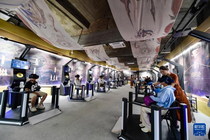 7月22日，游客線下體驗“尋境敦煌——數(shù)字敦煌沉浸展”。新華社記者 郎兵兵 攝</p>
<p>