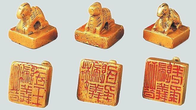 從左至右依次為“晉歸義羌侯”金印、“晉歸義氐王”金印、“魏歸義氐侯”金印